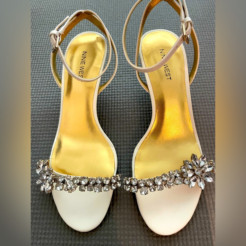 Nine West white leather kitten heel sandals size 7